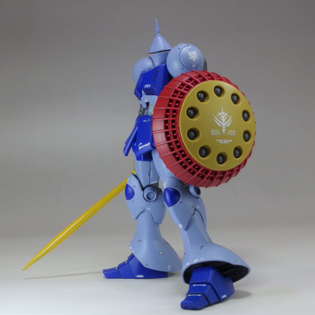 このシールドだと絶対ジオンマーク貼りますよね。