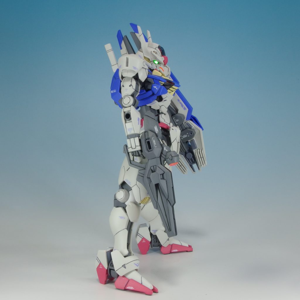 ツインアイはキットのシールに蛍光グリーンを塗布。よく光ります。