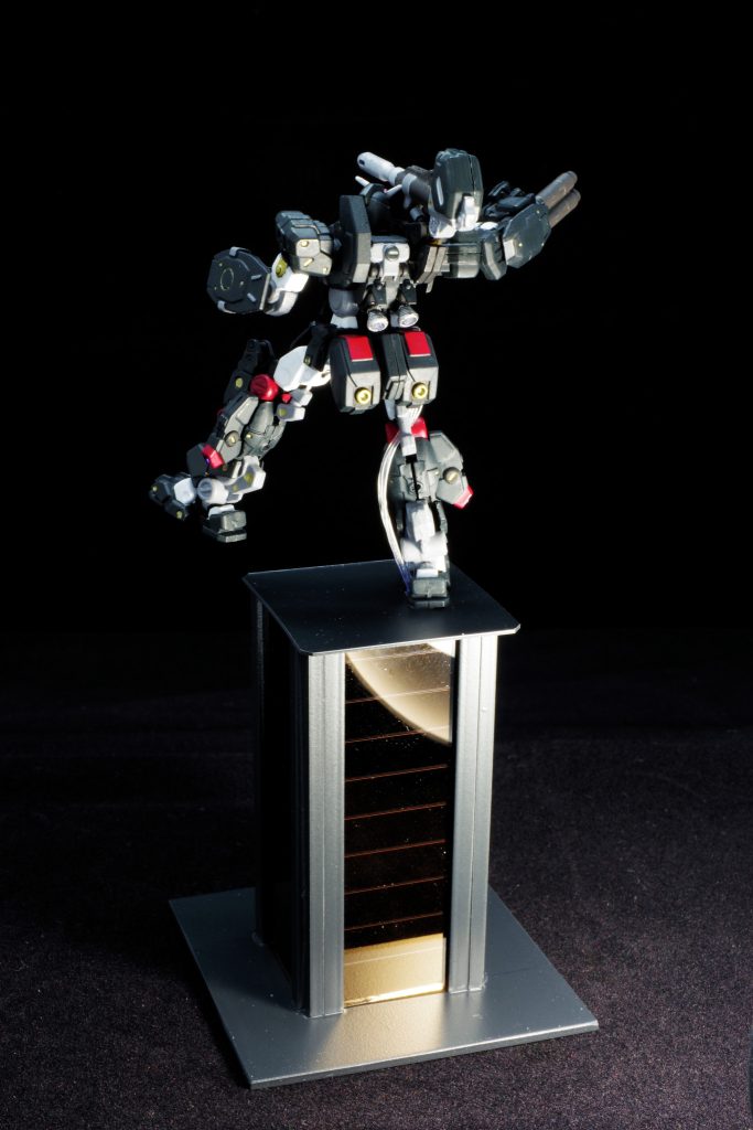 光ファイバーががっつり見えてます。フルアーマーガンダムの細さもありますが、片足立ちになっているので全ての配線が集中することに…半分ほどは埋め込んでますが限界でした(´;ω;`)