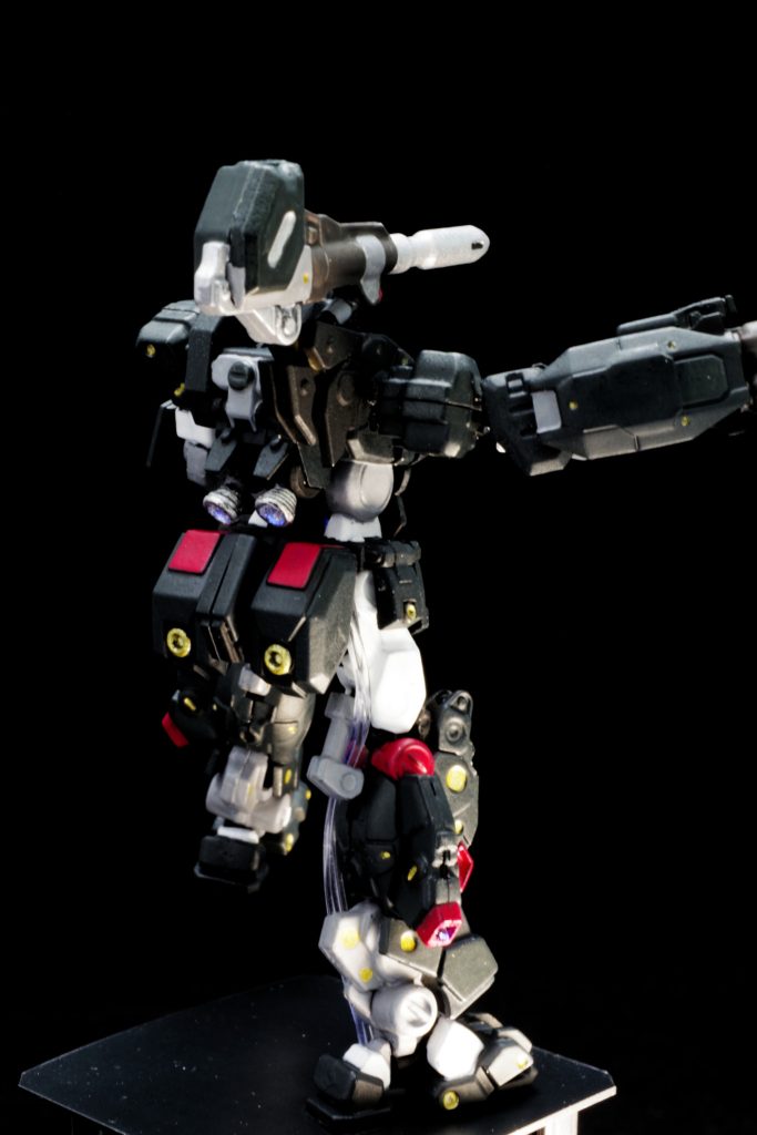 バーニアも薄っすらと青く光っていますが物足りないですね。