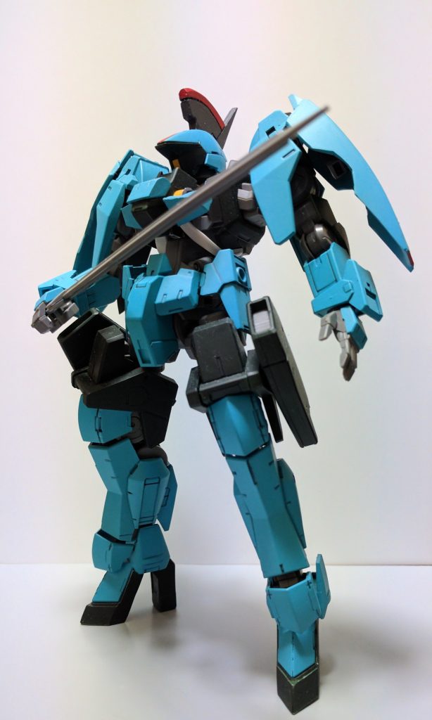 両肩アーマーは同スケールのバルバトスから奪還(笑)して、隊長機用の形状をプラ板で延長して再現しました。