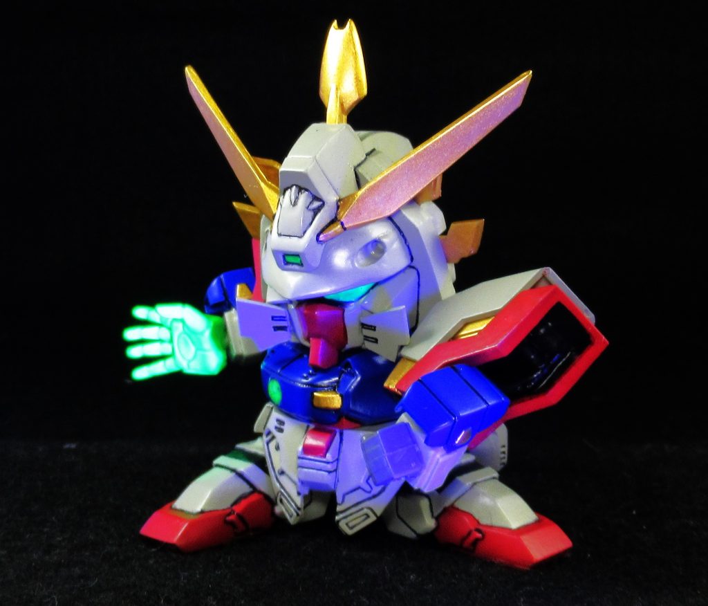 シャイニングフィンガーと目・センサーは蛍光塗料を塗ってます。