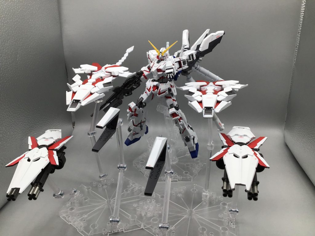 一斉射出ポーズ。各種ベース類を使って表現しました。