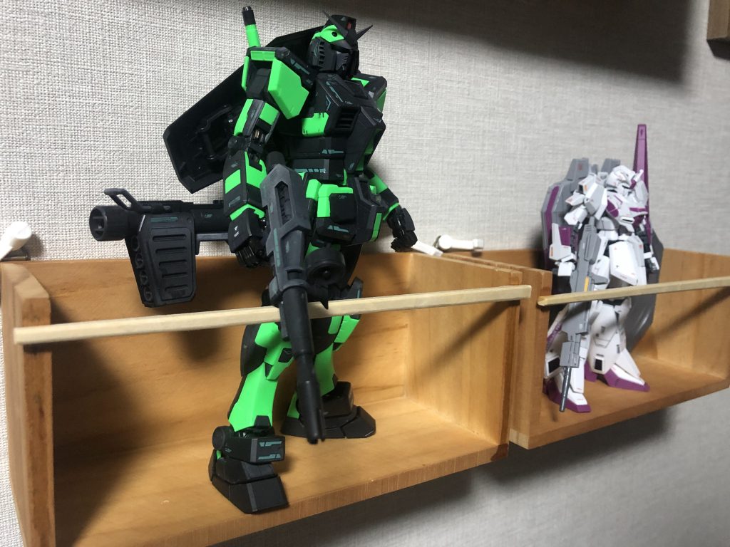 石膏ボードなので針の向きさえ考えれば外れにくい…はず。連結というか、同じものを増やしていってもあまり違和感がないのでこのまま増やしていこう…かな。