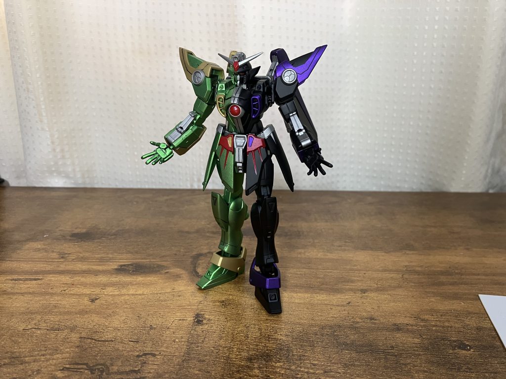 真ん中の分割線のところはプラ板を貼り付けて筋彫りを入れてます  