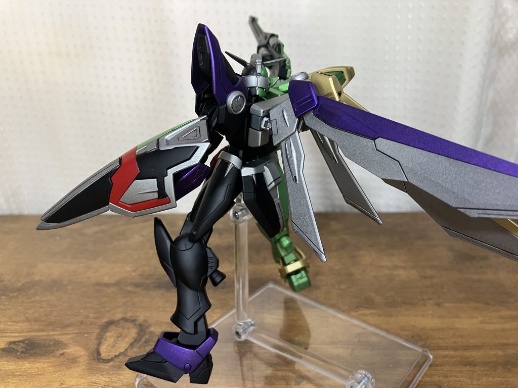 ポーズをつけてみましたウイングはマントっぽくなるかなとシルバーにしてますが可動域が狭くてあんまり靡かせるような向きにはできなかったですね