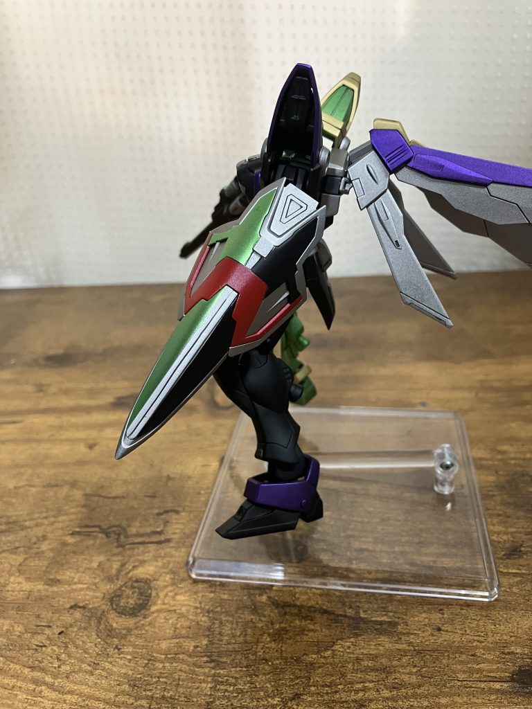 シールドも色分けしてWを入れてみましたライフルも左右で色を変えてます全く違う色にすると合わせ目とかいう概念がなくなっていいですね