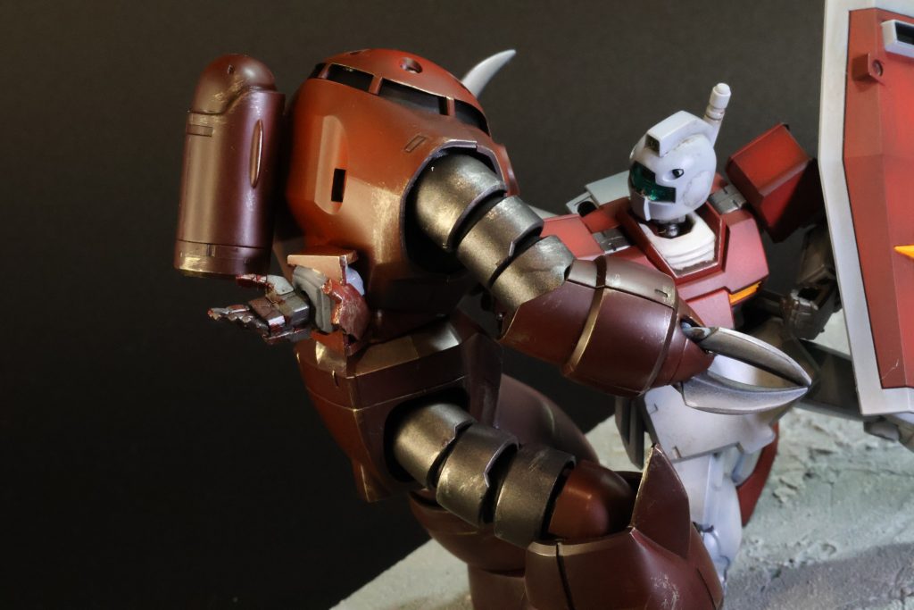 せっかく作ったプラモデルに穴を空けるのがもったいなくて、腕のほうを切断して貼り付けてあります。くっつき虫を使ったのでいつでも元に戻せます。・・・って、腕を切断しちゃったじゃない！もう戻らないよ！