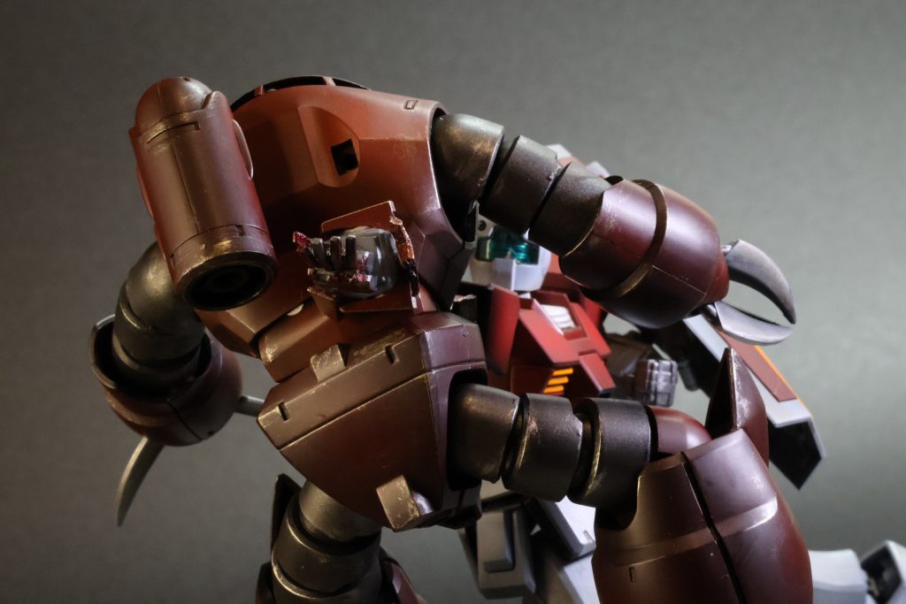 貫通したのがこの位置ならギリ、シャアさんも生きてるんじゃないでしょうか？