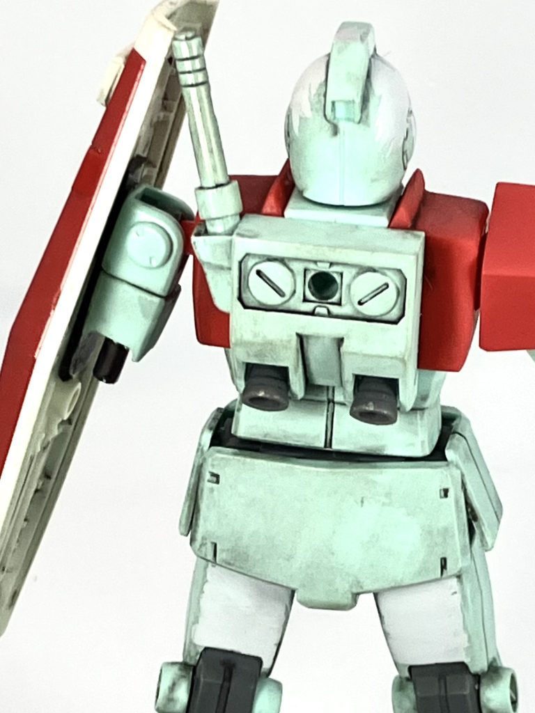 Zガンダム最後の闘いの時、エマさんのマークⅡの修理が間に合わず肩にシールド取り付けてたのを参考にしました。ア・バオア・クーの時も修理してる暇ないだろと。