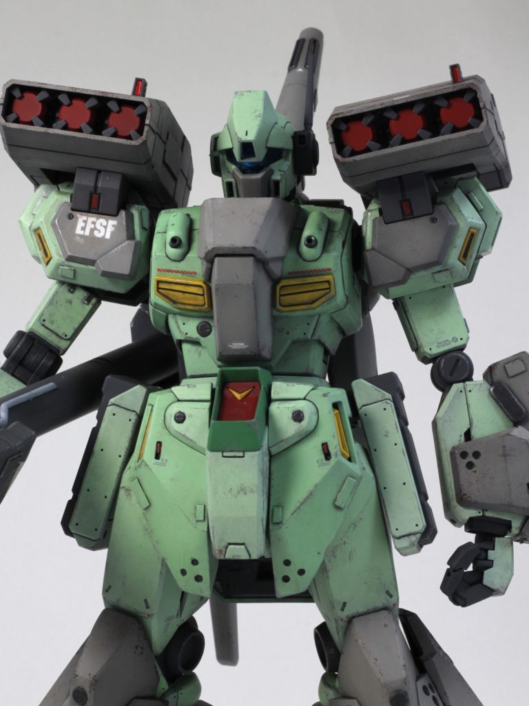 今回は、スケール感を意識しつつ形状で情報量を増やす、ディテールアップの苦手意識を少しでも克服することを目標に改造しました。まずやったのは穴あけによるリベットモールドの追加、次にプラ板貼り付けによるメンテナンスハッチやバンパーっぽい物の追加、MSGによるメカディテールの追加、既存モールドの掘り直しです。そして、今回は久しぶりにスジボリによる新規パネルラインを追加しました。ごく一部ですが、効果はあると思います。また、ようやくマイナスモールドが彫れるようになったので、スイッチディテールを入れてます。