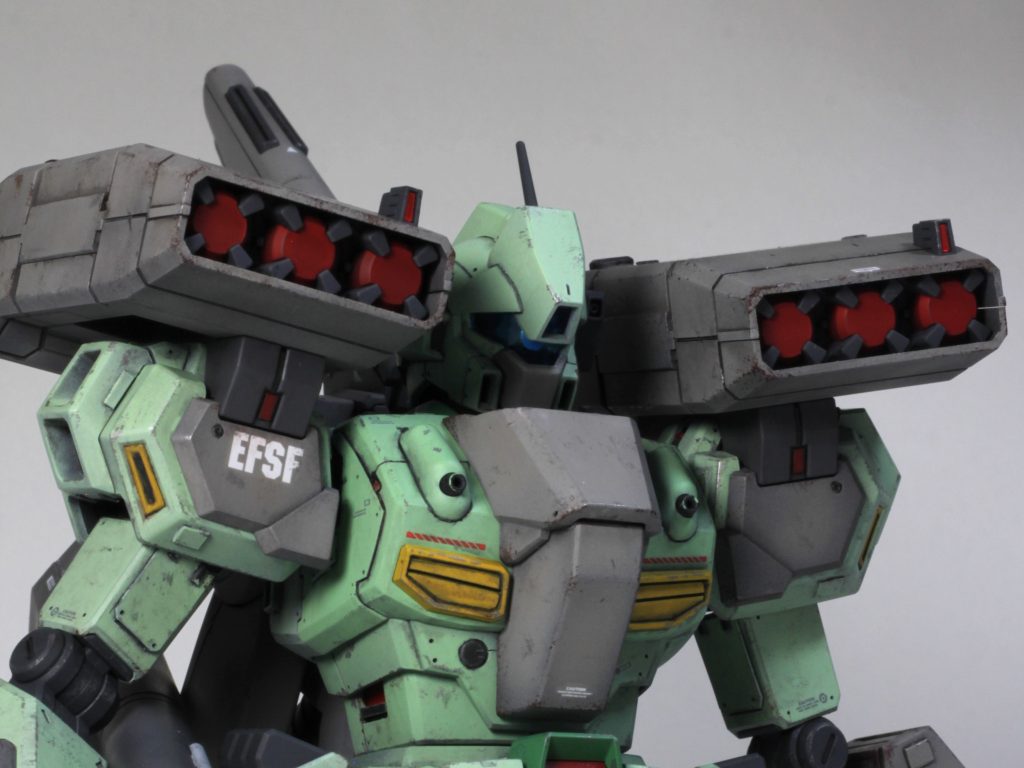 あと、一部ヒンジっぽいのを付けてみたのは、新しい試みです胸部バルカンをカバーする丸みを帯びた装甲が開きそうだと思ったから彫り直し&ヒンジを付けてみました。よく考えたら開くわけがないけどいいやコックピットハッチ横の謎の丸モールドは、尊敬するモデラーさんの作品を、意味も分からず真似してみました。オシャレポイントかなー。道具をケチらずそろえると、できることが増えて楽しいですね。あと、横腹をくりぬいて、なにやら赤い物がチラ見えするディテールを入れてます。これは、他の人のジェガンの作例を見た時、かっこいいなと思ったので真似してみました。意味は分からん。