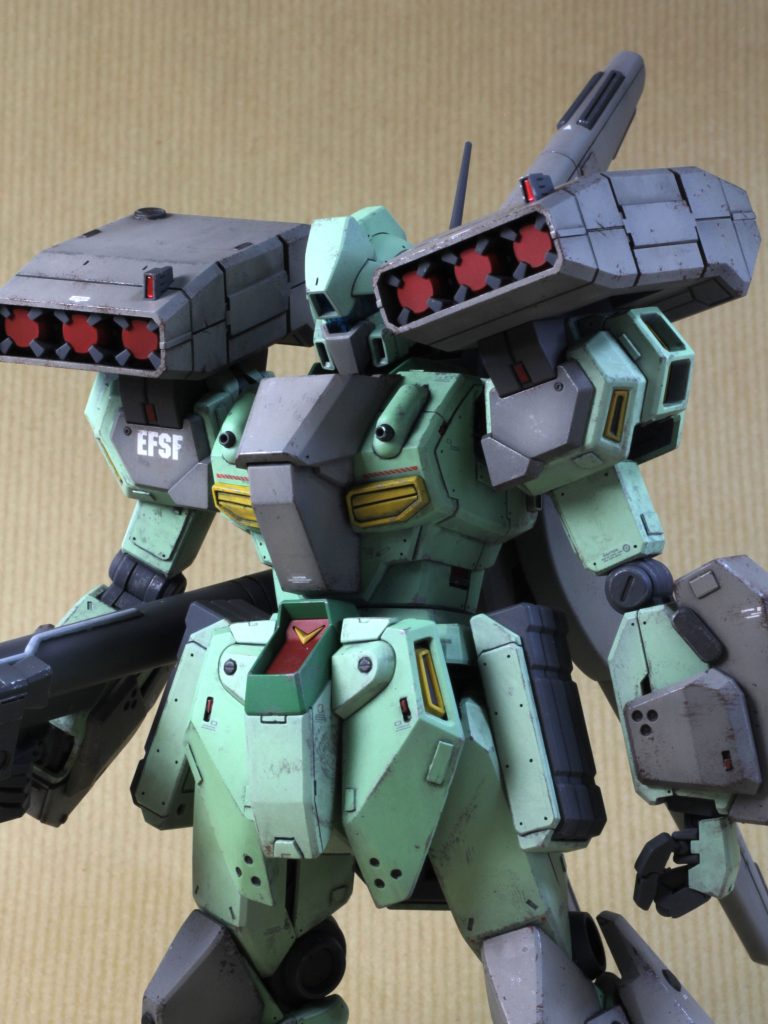 それよりも濃い緑が鮮やかすぎて、「緑黄色野菜って感じの色だな」ってずっと思ってました。有彩色部分はダークグレーを下地に、僅かにグラデーション。一部塗料が途中で切れたりして、なのにそのまま、あるもので何とかしようとした結果、なかなか味わい深いものができました。薄い緑の調色は完璧だと思います。黄色も今回は好みに近く、かつ「ほぼオレンジみたいな黄色」から脱却できたのが嬉しい。ちなみに今回使った「お気に入りのグレー」は、過去作「クレンザーガンダム」用に作った物で、メッサーのライフルにも使用しています。作り方忘れてちゃったな。サフみたいなグレーにオレンジを混ぜたような気がする…。暖色寄りのグレーです。細かい塗り分けはエナメル筆塗り。指とバーニアだけラッカー筆塗り。フレームは男らしく成型色仕上げです。バズーカだけエアブラシで塗りました。クリップが足りてたらフレームも塗ってたかも。
