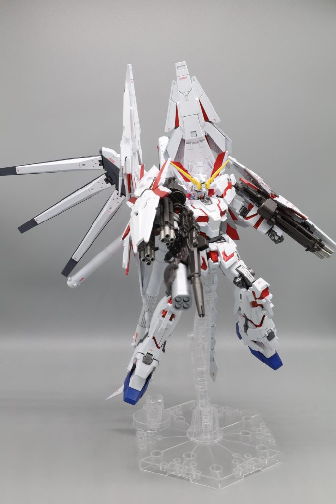 ビームマグナム構えポーズ。ビームガトリングは筆塗りで部分塗装しました。