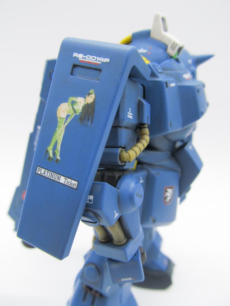 シールドには、いつものノーズアートのデカールを貼っています。