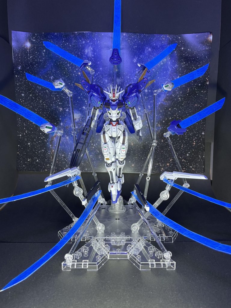 分かりにくいですが、蛍光塗料を塗った後に透明のホログラムシールを貼ってます明るい時は照明等の光でホログラム部分が輝き、暗い時はブラックライトで光ります