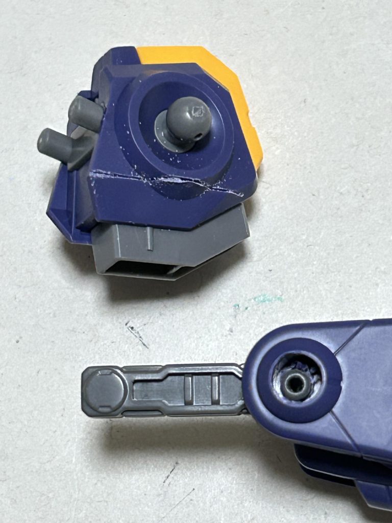 フライトユニットの固定箇所は本体側をカットして固定してます。