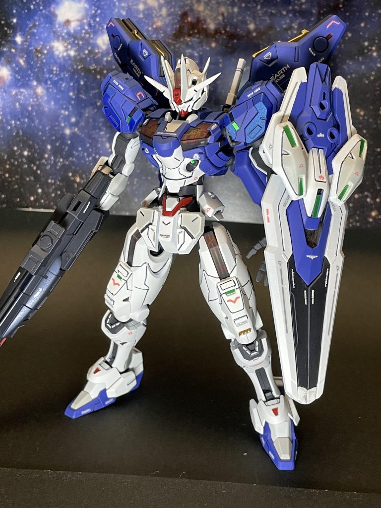 基本的には全塗装仕上げで3Dメタリックシールとプラ板等でディテールアップしてます一部肩付け根部分とサイドスカートは改修し、足の付け根は逆に取り付け延長