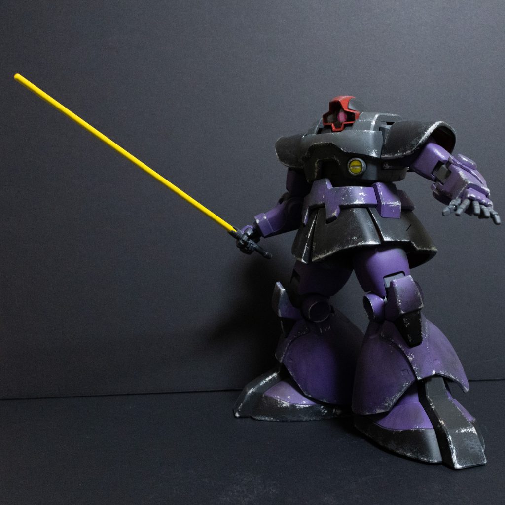 剣を構えてみました。可動域が狭く、ポージングが難しいです笑