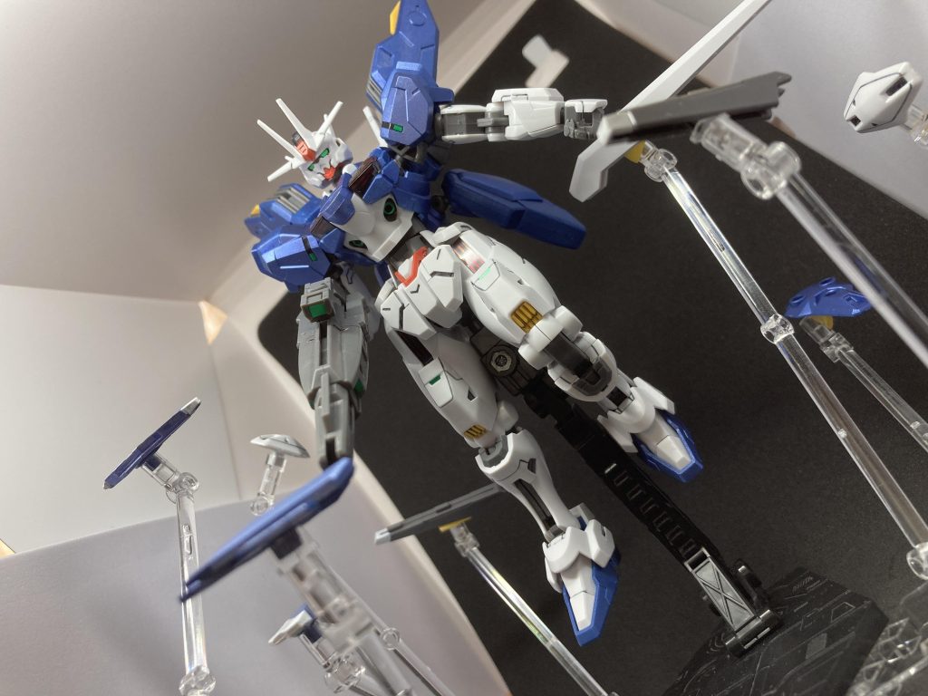 ポージング、ウェポンベースでエスカッシャン展開ウェポンベースを2つしか持っていないので一部はマステで無理やり浮かしました（笑）