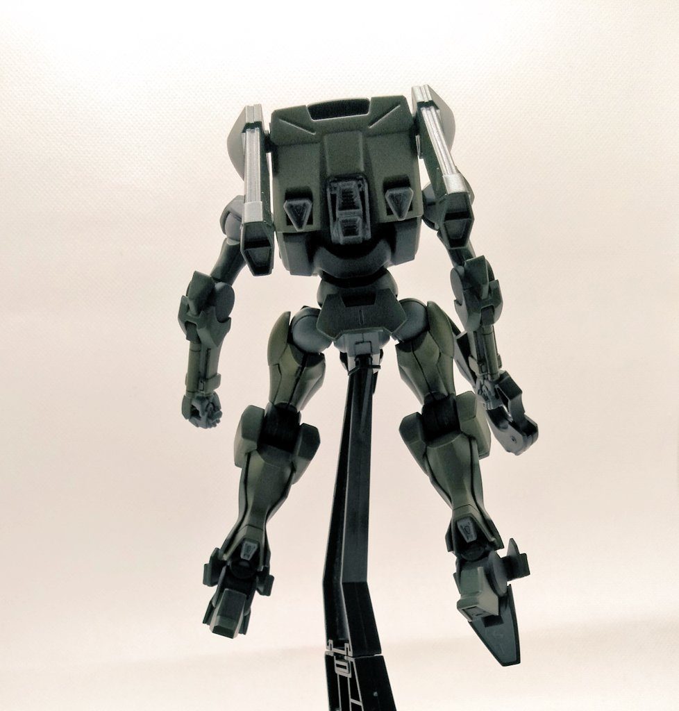 背中の一部を切り取り、そこにビルドストライクの肩のスラスターをくっつけました。