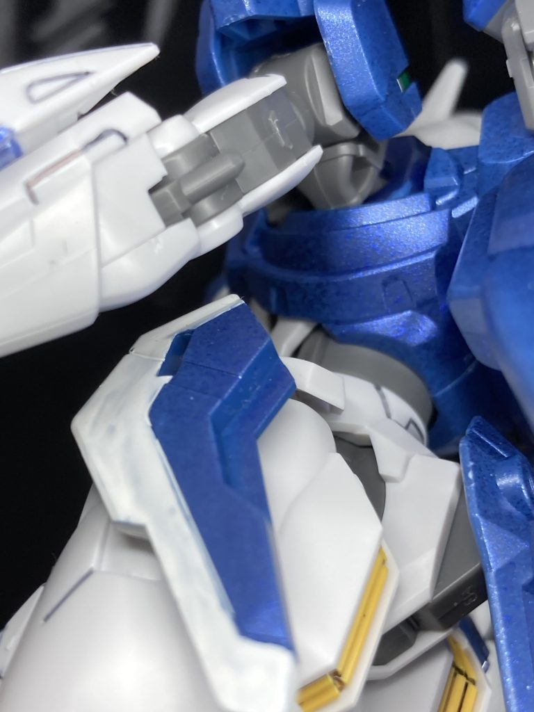 肉眼だとこの脇腹くらいにはキラキラして見えたりします(*´꒳`*)エスカッシャンの白部分はガンダムマーカーのニューホワイトで塗ってみました。