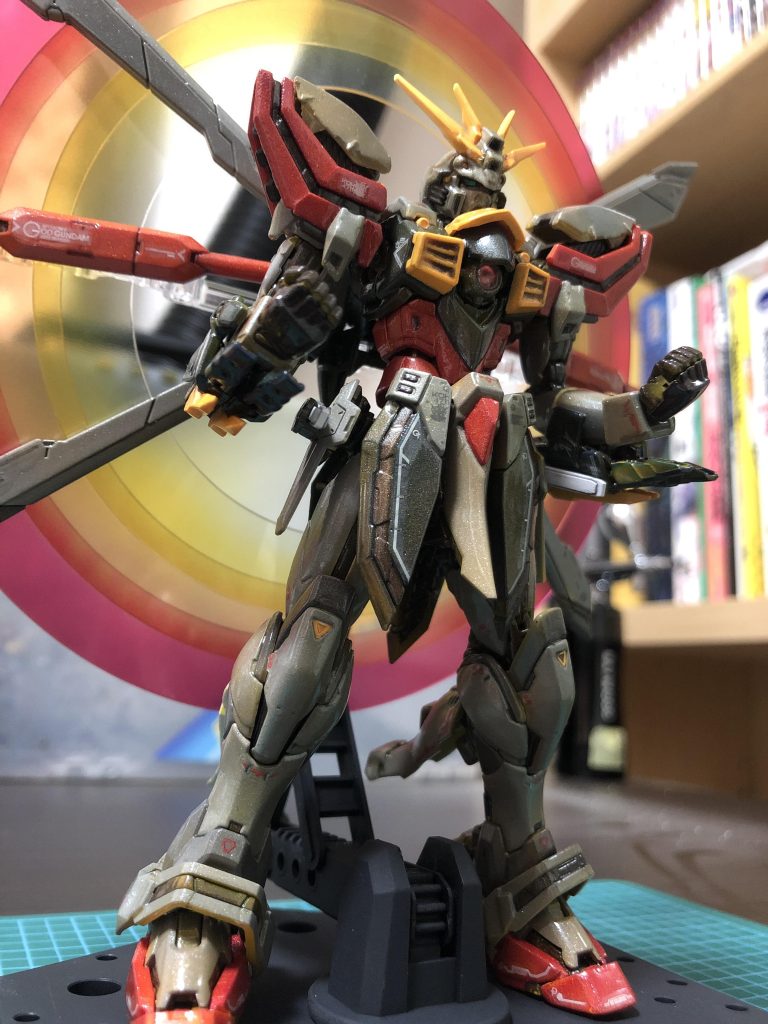 こちら加熱前の状態。31℃を境に顔料本来の色からほぼクリアに近い白の発色に変化します。配慮も知識も足りておらず多々失敗があったので使用上の注意を踏まえて手順を記載します。下地:黄色→白、白→なし、ほか→イエロー系サーモ顔料は加熱後ほぼ透明になるためどう変化させたいかによって下地を選びます。キャンディやメッキ調にしたい場合はこの段階で済ませておきます。サーモ顔料塗布:各成形色に近い色+青系少々隠蔽力は低いため発色は下地の影響を受けます。故に下地明るい色→サーモ顔料暗い色を基本とし、逆(下地暗い色→サーモ顔料明るい色)の表現は難しいと思われます。色合いがイメージからブレる場合は下地の対局にあたる色などを混ぜ込んでコントロールします。なお基本的にサーモ顔料はクリア系塗料に混ぜ込んで使用します。筆者のようにシンナーでのみ薄めるという暴挙に出ると塗膜激荒・激厚・激弱消費量が凄まじいエアブラシがすぐ詰まるという憂き目にあう事になります。トップコート:UVカットサーモ顔料は紫外線に弱いとの事なのでUVカットのものを使います。蛍光系やブラックライトの使用も避けるのが無難かと思われます。