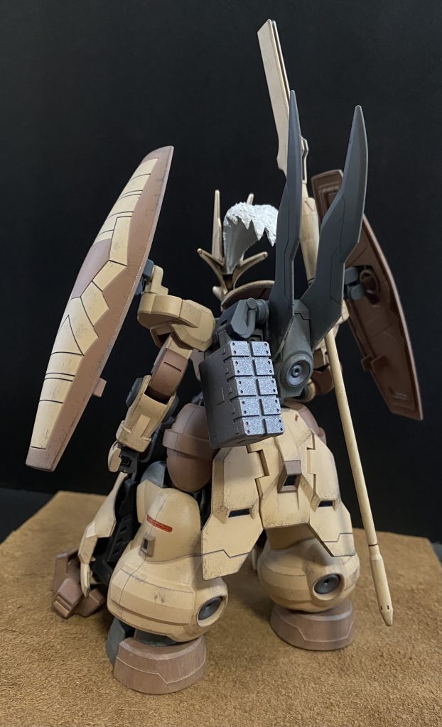 基本武装として大型のチェーンガンをメインとし、ビームパルチザン、背部に十連装ミサイル、腰前部にナイフを装備。脚部前面装甲内に、ジェターク社製MS共通のビームライフル、ビームトーチを装備している。