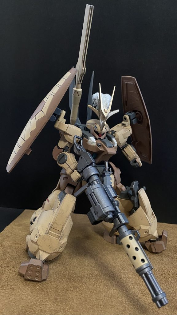 オルコットが連れて来たパイロットの青年。彼は顔の半分を覆うゴーグルタイプのサングラスを着用しており、その表情を窺うことは難しい。わかっているのは「ボブ」と言う名前だけ、それも本人がそう言っているだけであり、偽名である可能性もあるのだ。 まだ、慣れていないのもあるだろう、フォルドの夜明けのメンバーらとは、距離を置いているが、子供の面倒見は良いようで、子供達はよく一緒にいるようである。ただ、自分達も戦うと言う子供達を見ては、大きなゴーグルに隠れ見えないものの、さみしそうな表情をしているのだ。