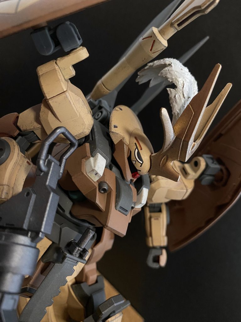 何処かで見たことのあるような装飾の施された頭部。…いったい彼は何者なのだろうか。なお、整備性向上の為、ゴーグルタイプからモノアイタイプに変更されている。