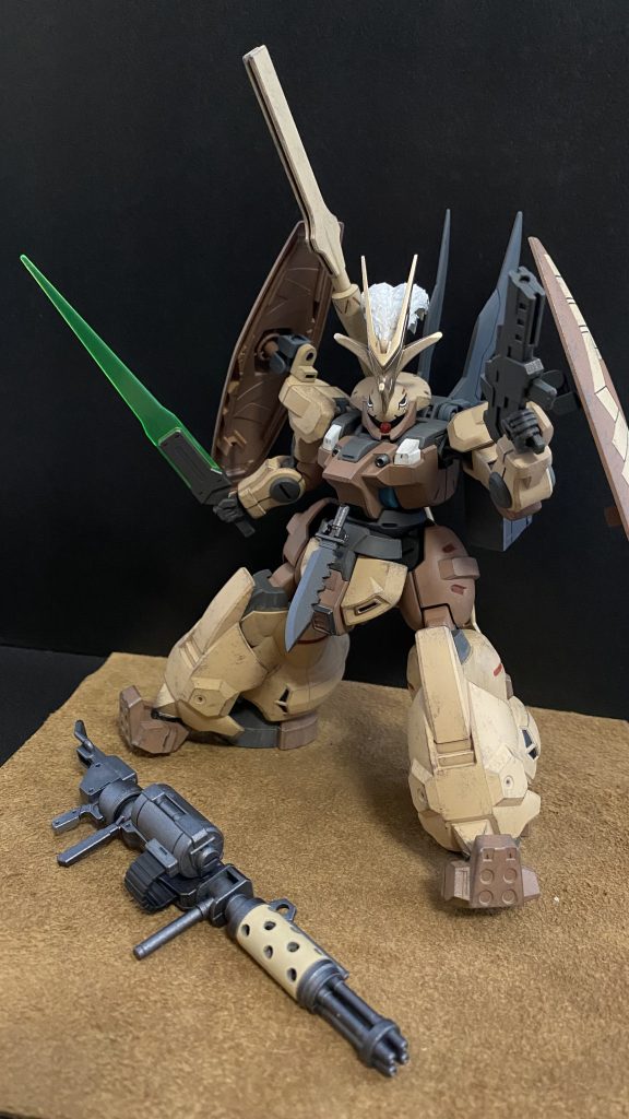 脚部前面に追加された、ホバーユニットを兼ねた追加装甲内に、ジェターク社製MS共通の武装を装備。