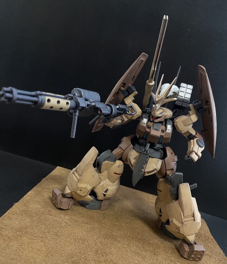 チェーンガン 大型の手持ち武装。「実弾」を発射する。その全長から取り回しは良くないものの、高い連射性能を持つ。銃身の冷却性能に優れ、長時間の面制圧射撃を可能とする。 パイロットの青年は、「実弾」を撃つことに抵抗あるようだ…。