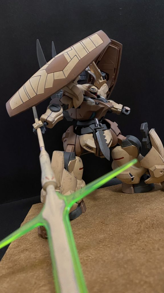 水星の魔女、第15話「父と子と」を視聴後、発売されて間もない頃に購入し、砂漠用などとタンカラーに塗ったぐらいで、棚の端っこに飾られていたディランザは。気がつくと、機体構成が変更され、武装が追加され…、…コレ、カッコ良くね、特に頭部。