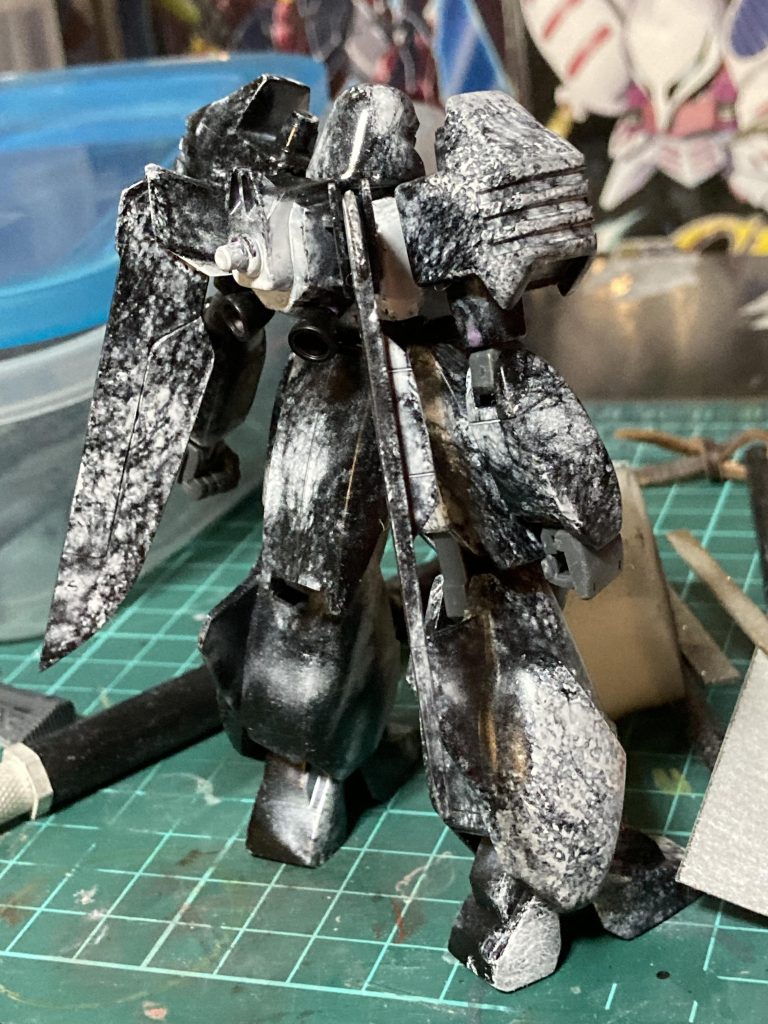 牛みたい🐮サクッと作ってテクスチャ塗装にチャレンジしてみてまた1つ学びを得る事が出来ました。旧Vガンダムの1/144はでスタンド、壁紙、クリアパーツも付属の優しいキットでした。ポリ素材のVフレームにパーツを被せる簡単組み立てで、可動範囲は限定的ですが珍しい機体がラインナップされているので、作り込みがいがありそうなシリーズですね。( * ◜ω◝ )♨️