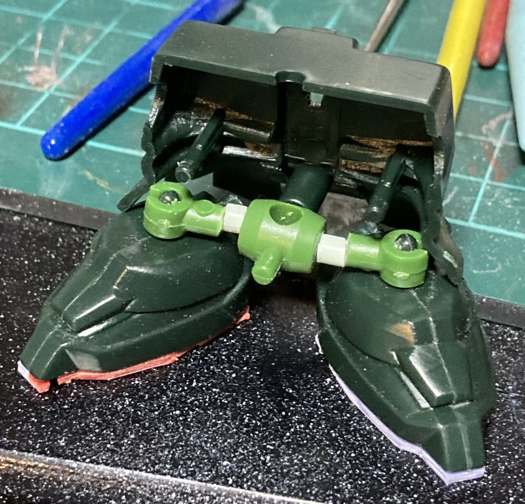 足の工作はこんな感じです👟関節軸は延長し軸に真鍮線を通して剛性を保ち、足裏はランナータグで役1mm底上げ👟