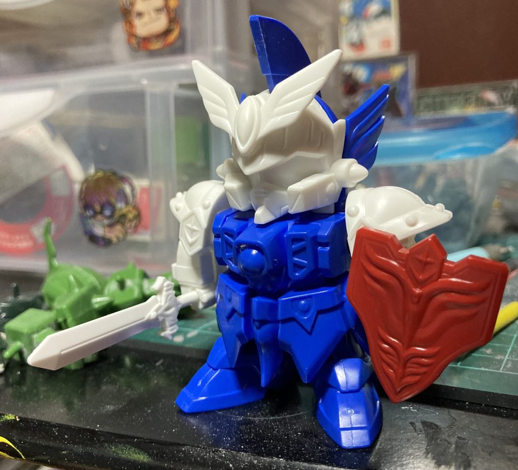 素組み。めちゃくちゃ簡単に組み立てできますが、首と胴体全体が一体化しておりほとんどポーズがとれませんでした。腕と足はボールジョイントでフレキシブル。脚はふくらはぎも付いていて昔のSDよりも脚長です。