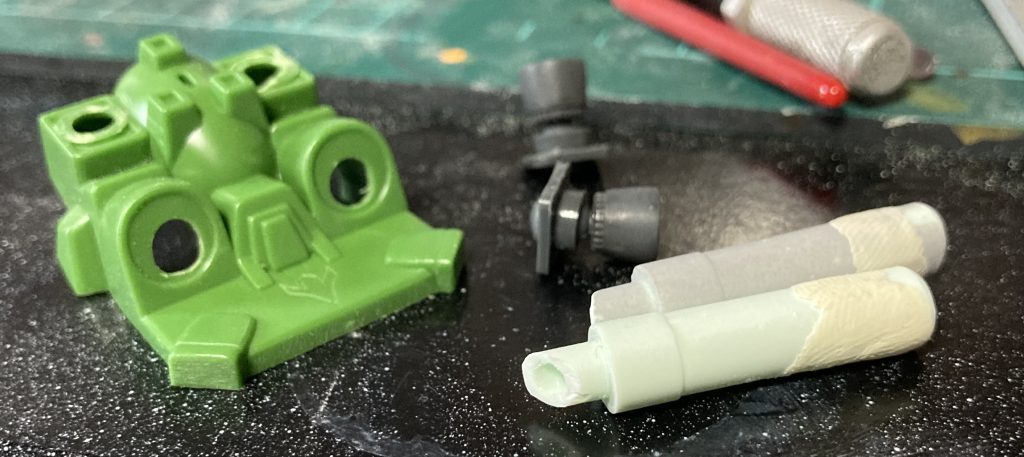 バックパックの改造はこんな感じ。特にタンク部は上に突き上げさせてGジェネの絵に寄せています。