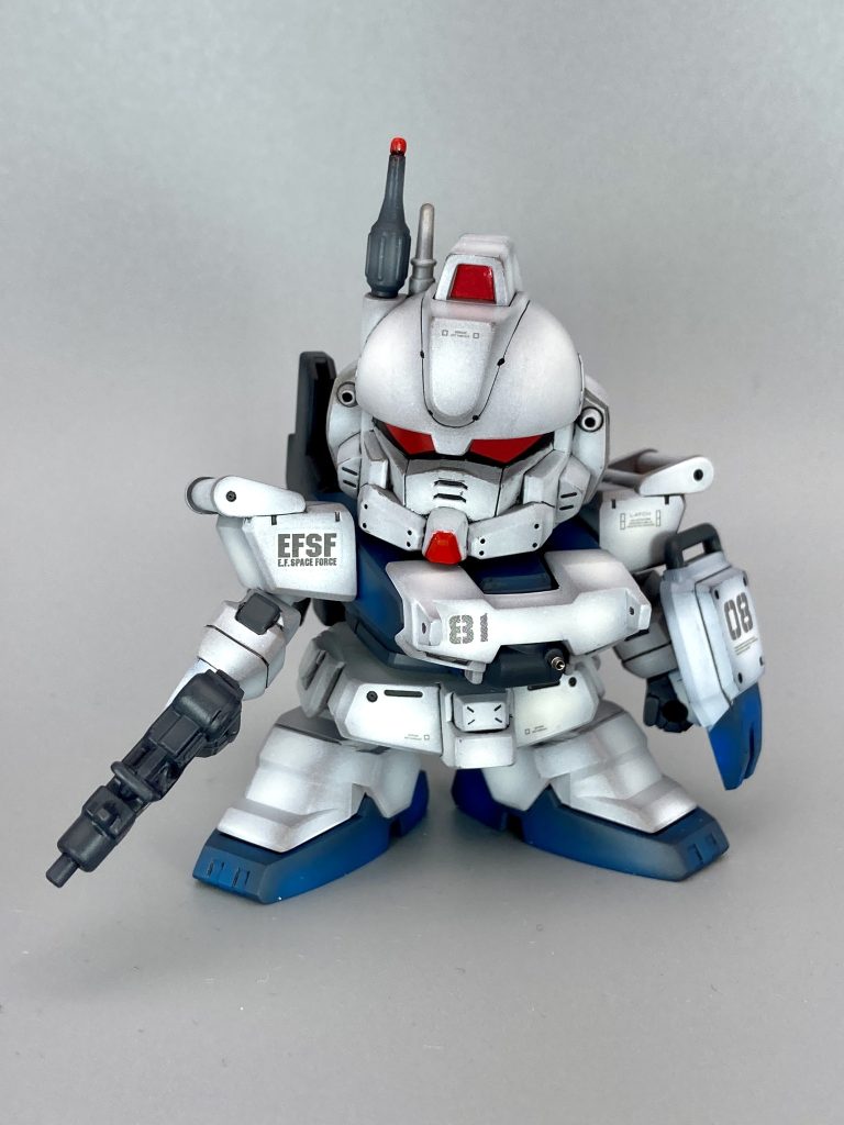 ■ 改修ポイント- 頭部 - アンテナの赤部分の境目をスジボリ - 合わせ目を段落ちモールド化- 胴体部 - 合わせ目を段落ちモールド化 - 胸部バルカン砲をメタルパーツで追加- 腕部 - 合わせ目消し - 肩、腕、手を3分割 - 肩 ⇔ 腕はボールジョイント接続 - 腕 ⇔ 手はネオジム磁石接続- 腰部 - 合わせ目消し - 丸モールド追加- 脚部 - BB戦士 ガンダムmkⅡを移植 - 腰 ⇔ 脚はボールジョイント接続、SDCS関節を使用- バックパック - SDCS陸戦型ガンダムから移植、スラスターはジャンクパーツで差し替え- 武装 - ビームライフル:パテで肉抜き埋め、銃口の開口 - マシンガン:BB戦士ブルーディスティニーⅢ号機から移植、銃口の開口、パテで肉抜き埋め、プラ棒と丸モールドパーツでディテール再現 - ビームサーベル:余り物から一回りサイズが大きいものに変更 - シールド:腕との接続位置を2~3mm上に移動、凸リベットを凹丸モールドに変更- エクストラ  - アイナと添い遂げるアーム(持ち手):BB戦士ブルーディスティニーから移植 - アイナと添い遂げるアーム(鈍器):HGソードインパルスから移植 - ハンドパーツ:コトブキヤ MSGハンドユニット