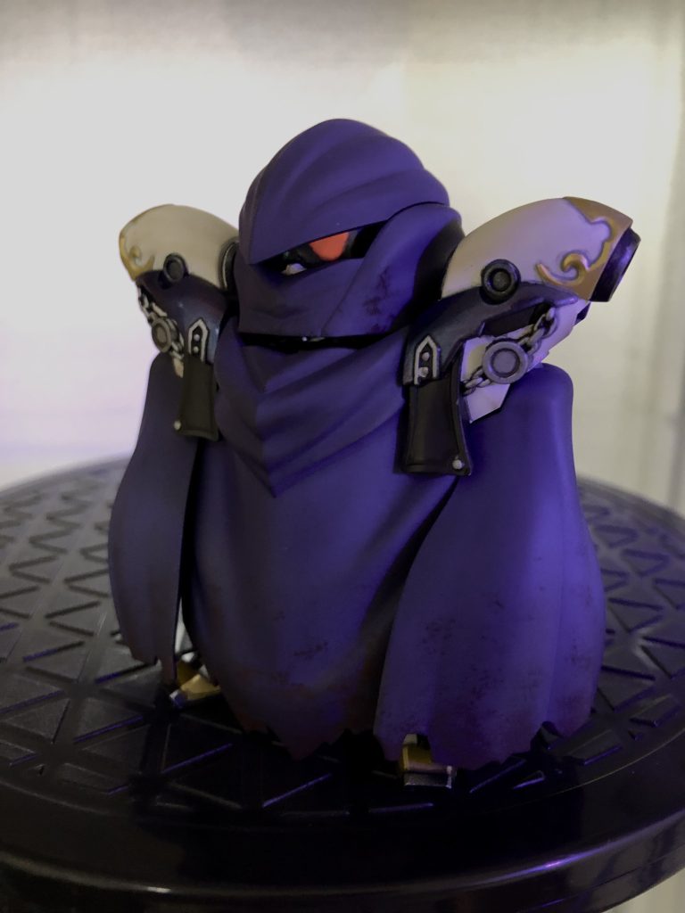 オッドアイにしてブラックライト照射で片目だけ光るようにしています。