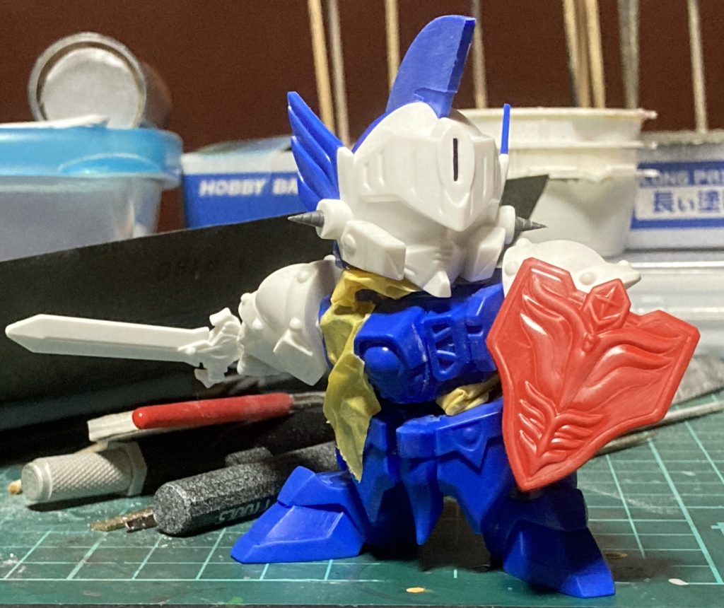 動きをつけたい部位全てをノコでカットし、ポーズをとらせつつ固定位置を吟味してエポパテと接着剤で固定。カブトのトゲはコトブキヤのドリルパーツに置き換えています。