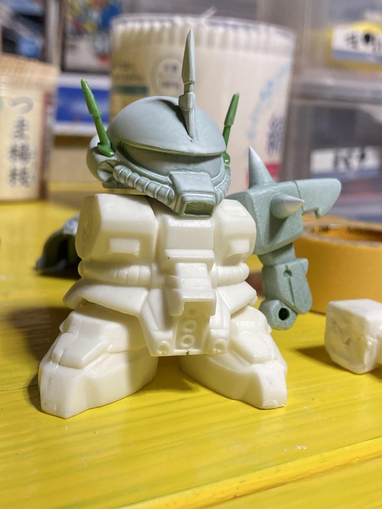 シリコンで型を作り、レジンで足りないパーツを複製しました♨️