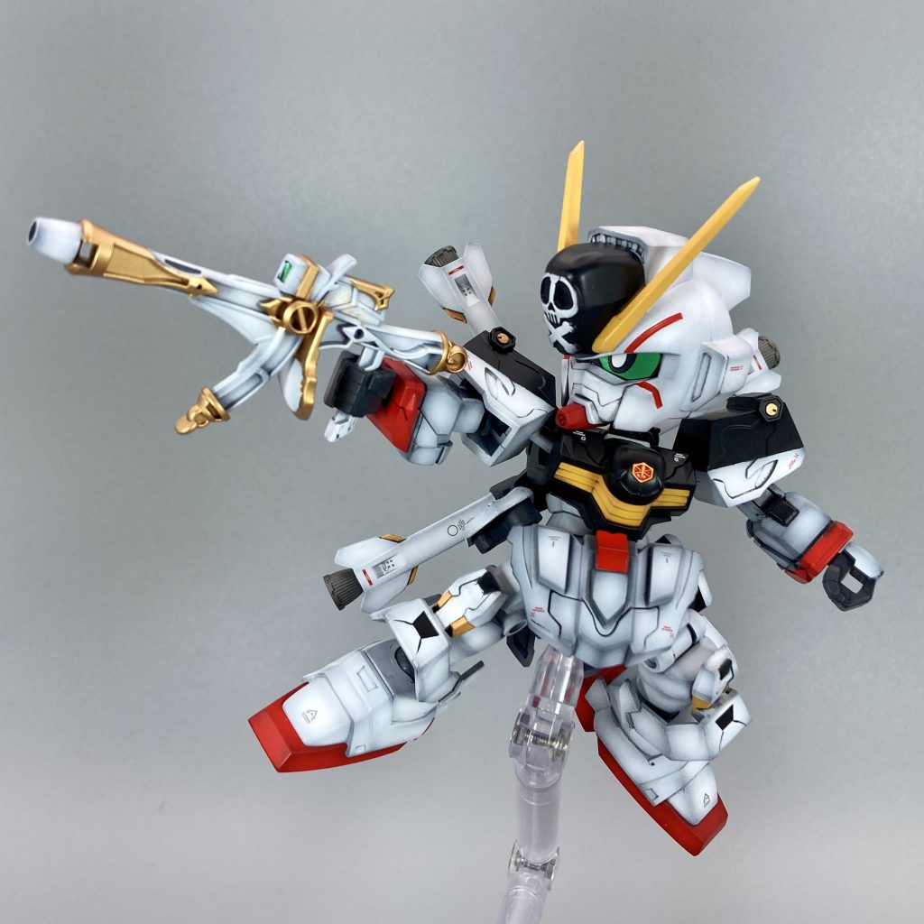 ■ 改修ポイント- 頭部 - BB戦士クロスボーンX2と差し替え - ブレードアンテナ形状をX1っぽく修正 - 瞳シールを採用(甘寧クロスボーン) - シルエットブースタのGMから首関節を移植- 肩部 - 装飾をオミット - 形状をオリジナルに寄せて曲線を平らに変更 - ABCマント接続用のネオジム磁石を埋設- 腕部 - 肘関節を追加 - 装飾をオミットして、BB戦士クロスボーンX2からブランド・マーカーパーツを移植- 腰部 - フロントアーマーの装飾をオミット - バックアーマーを張飛ゴッドのパーツと差し替え- 脚部 - 肉抜き穴をパテ埋め - 装飾をオミットしてディテールをオリジナルに寄せる - ブーツをBB戦士クロスボーンX2と差し替え- フレキシブルバインダー - BB戦士クロスボーンX2から移植 - ボールジョイントで可動式スラスターの追加 - プラ棒で背面ディテール追加- ザンバスター - センサー追加 - トリガーガードの白部分をプラ板で再現- ABCマント - レイフガンダムから拝借(半分に分割) - RGクロスボーンX1を参考に肩にかけてボールジョイント稼働 - 穴を追加してボロボロ感をUP- 賊刀ムラマサ - 曹操ウイング倚聖の装から倚聖剣を拝借 - 甘寧クロスボーンの額のドクロを移植 - リミッター解除でビーム刃を形成できる!!