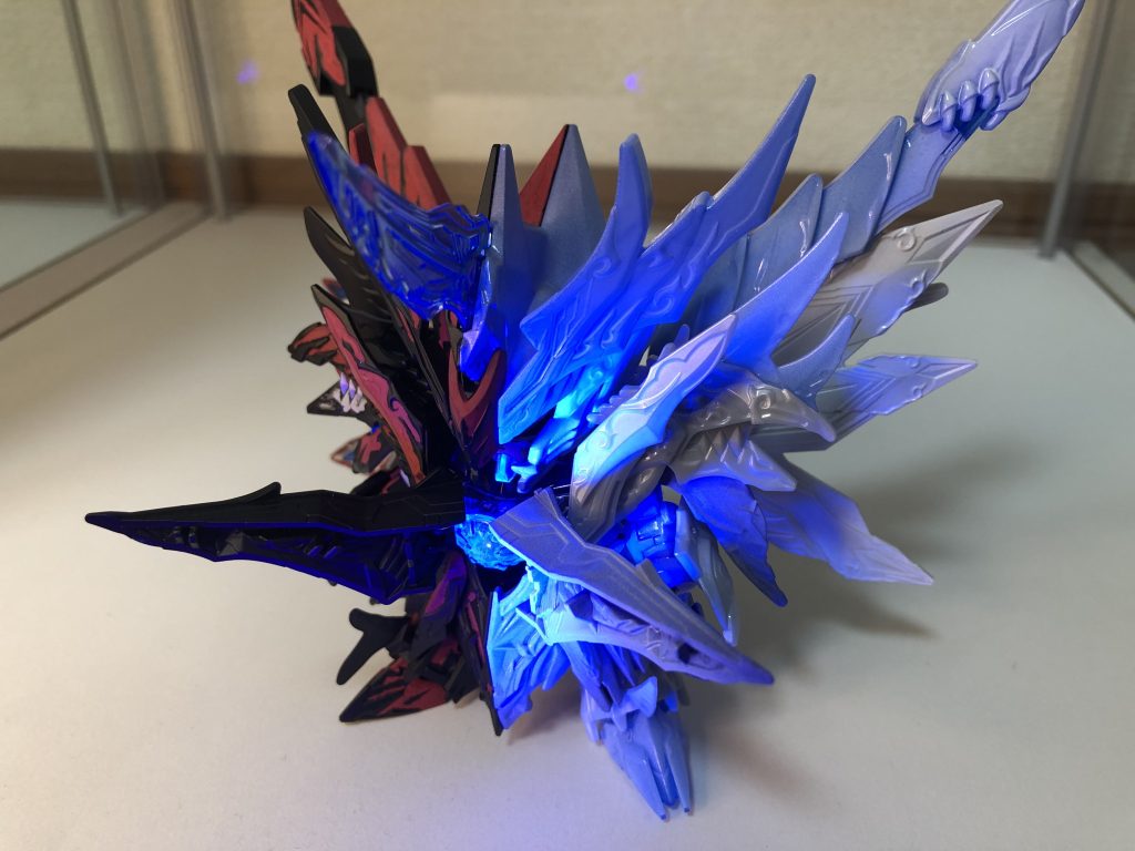 ブラックライトあてるとこんな感じです。半分羽化直後の昆虫みたいなイメージですが伝わるかなあ?