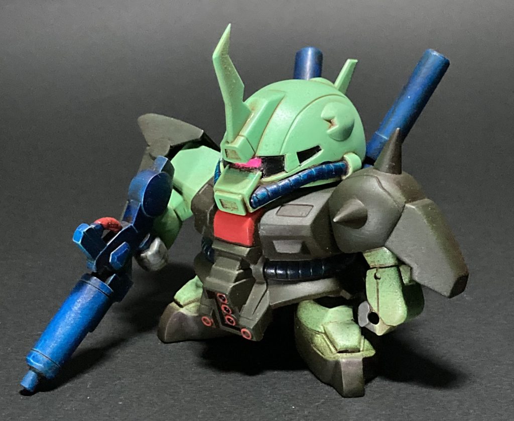 緑部エメラルドグリーン濃緑部オリーブグリーン赤部シャインレッドライフル、バックパック、パイプは ロイヤルブルー黒部 マットブラック、モノアイ 蛍光ピンク油彩バーントアンバーでウォッシングし、つや消し仕上げです🎨