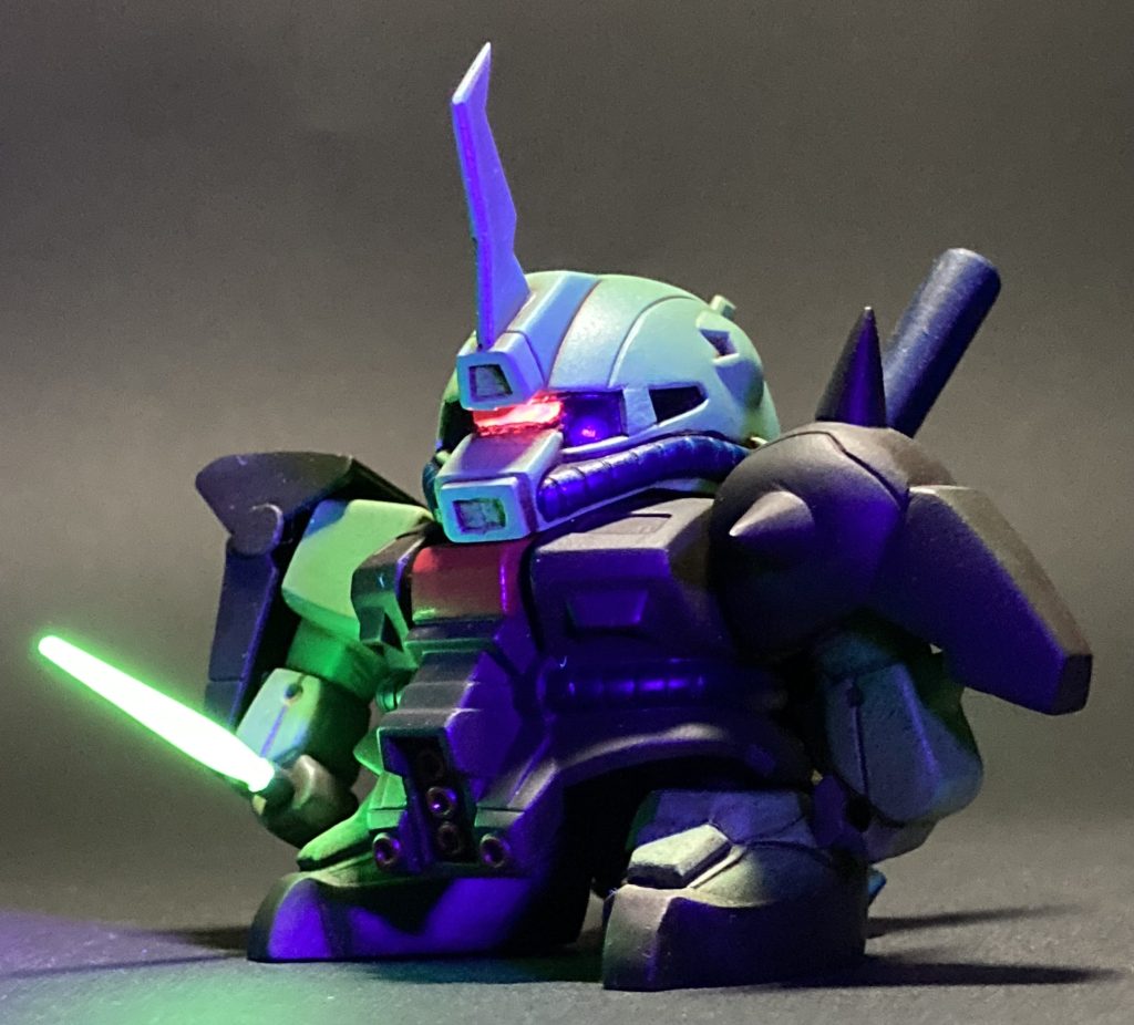 ビームサーベルとモノアイは蛍光塗料で塗装しました。ブラックライトで光ります🔦