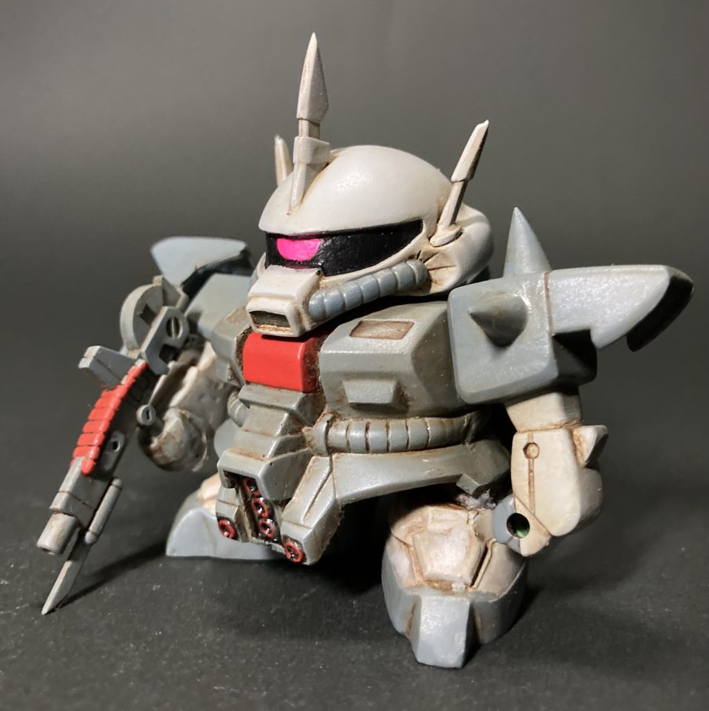 塗装後は油彩バーントアンバーでウォッシングをかけ、モノアイは蛍光ピンクで塗装。