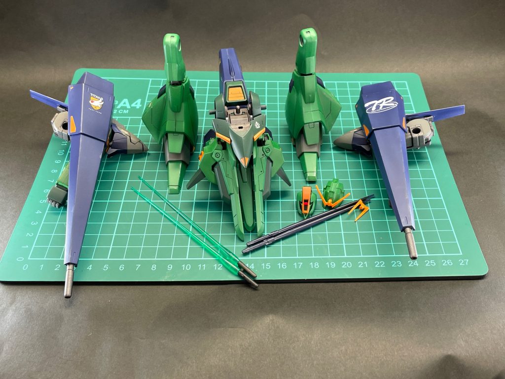 レーッツ、コーンバイーン！という事で合体前です。少し古めのキットということで、合わせ目が出ますが、後ハメ加工しなくても合わせ目処理できる部分があったことに気づいたのが塗装後だったのでそのままにしてます。仮組をしないが故のミスだったかと思いました。どのパーツをどの色にするかパーツの分別がイマイチできてなかったので後々バタバタました。（この為、多少の色変更が発生）完成間際に、色々トラブルが勃発しワチャワチャしましたが、なんとか完成できて良かったと思います。拙い作品ですが、最後までご覧頂きありがとうございました。