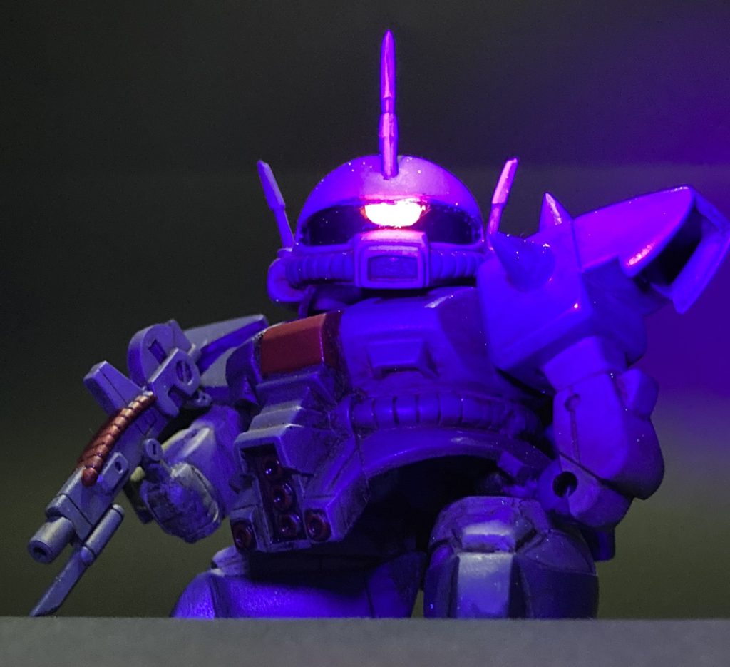 モノアイにブラックライトを照射🔦