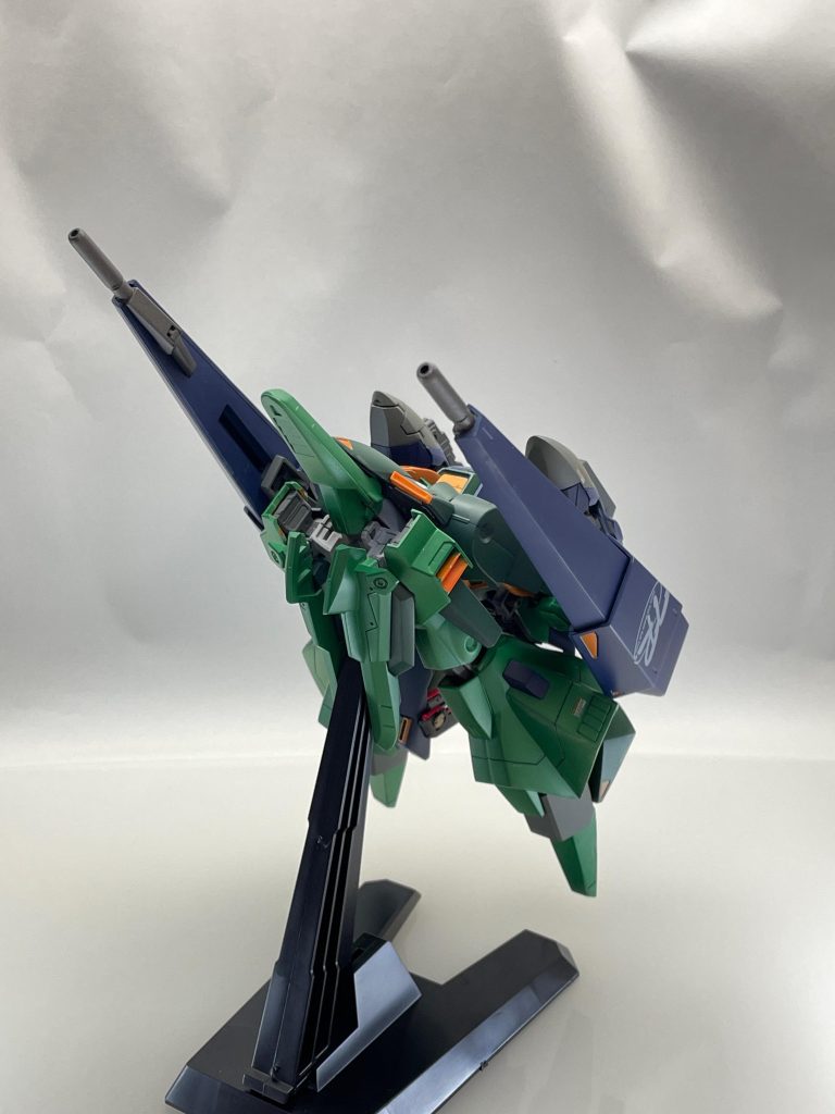 MA形態撮影中にビームライフルが破損し、専用スタンドにまともに接続できなくなり、ロケット発射の様な角度で。