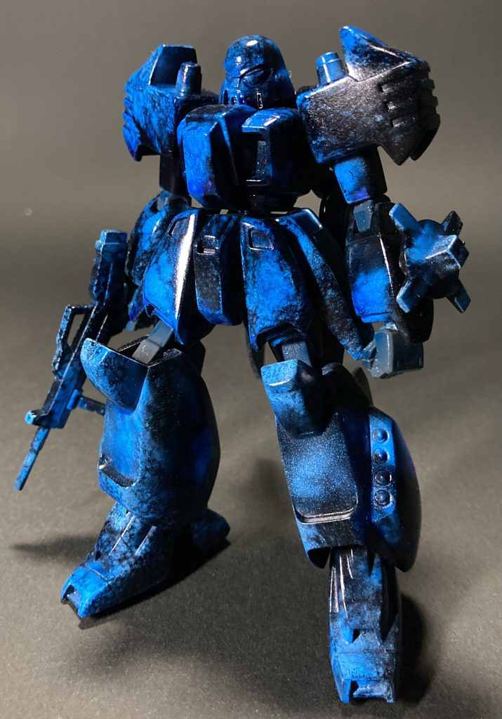 乾かしたウェットティッシュをランダムに割いてマスクを作り、黒下地→マスク→クールホワイト→クリアブルーで塗装してみました。手首をビルドハンズに交換した以外は無改造です。